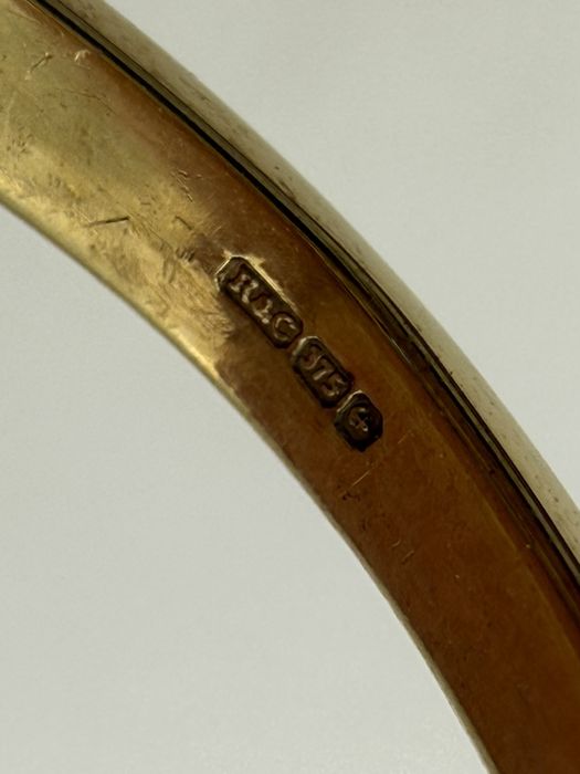 Złoty pierścionek z szafirem i leukoszafirami