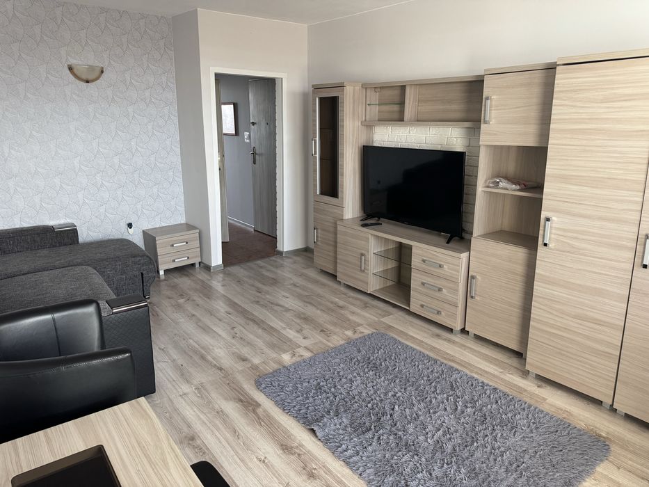 Przestronne mieszkanie z balkonem – w pełni umeblowane