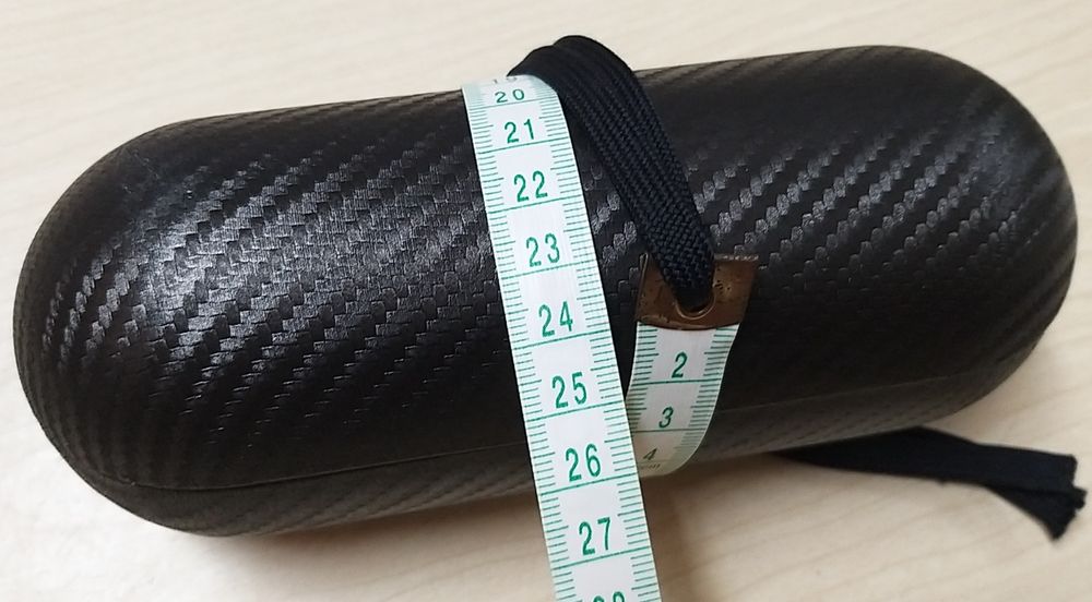 Caixa de óculos Oakley.