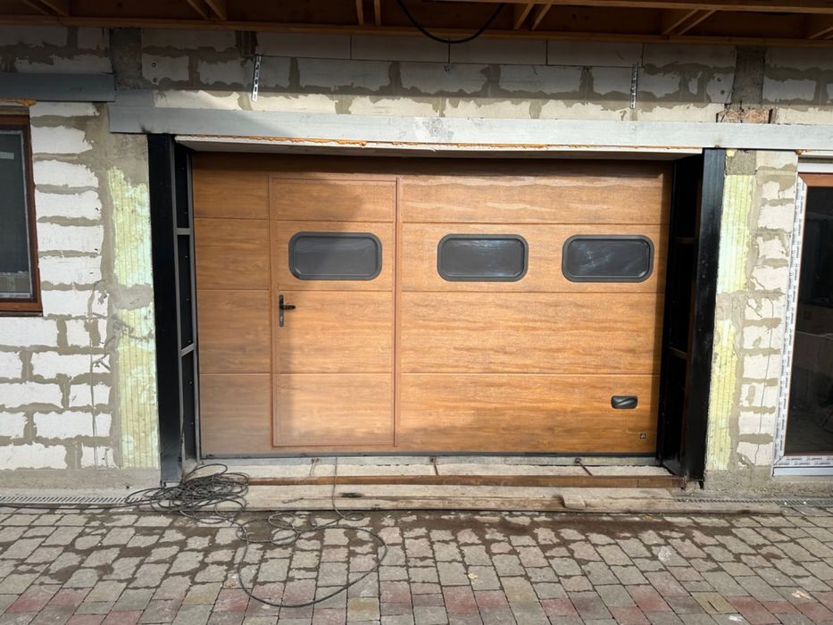 Секційні ворота з каліткою / ролети / автоматика