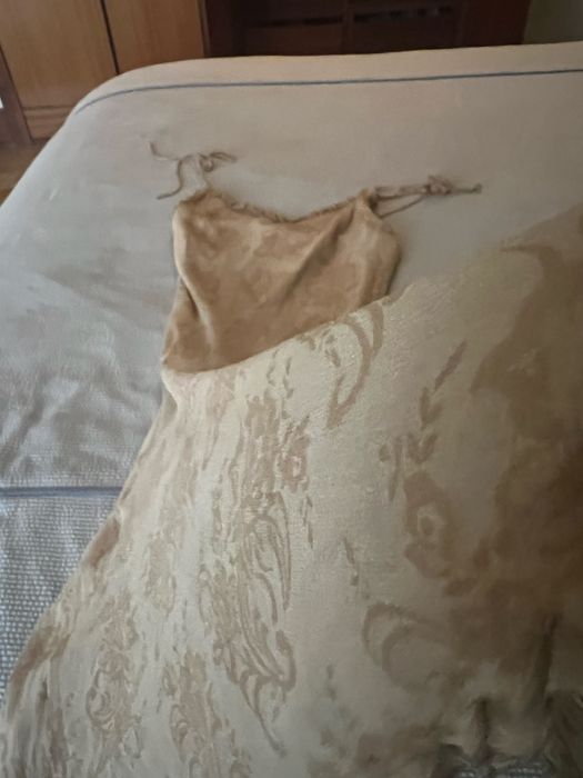 Vestido encantador  chifon todo forrado e com folhos  nas alcas