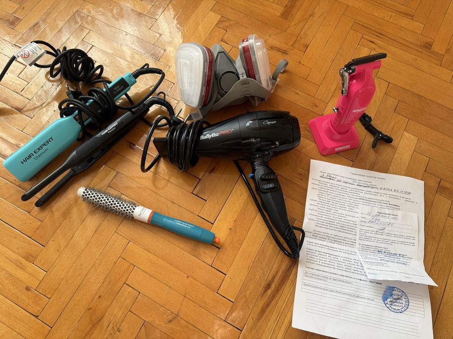 Плойка, фен, машинка для стрижки, респіратор