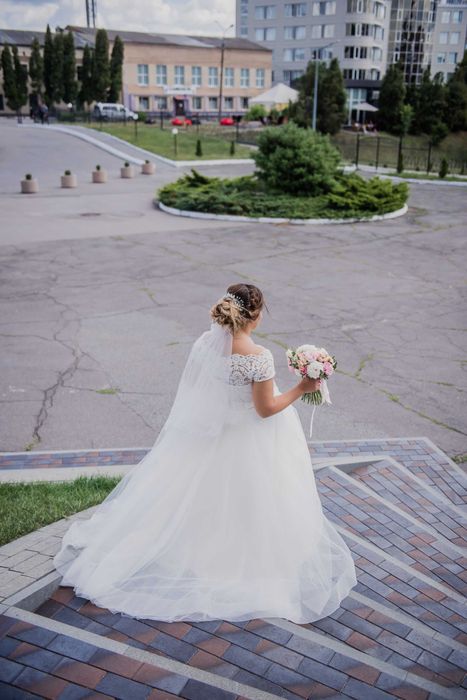 Продам весільну сукню