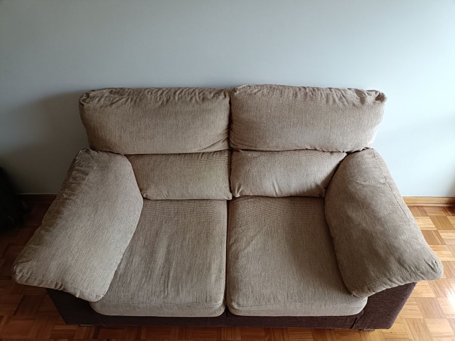 Sofá de 2 lugares bege