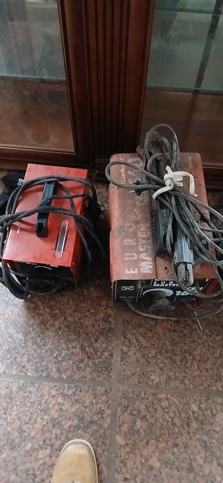 Aparelhos de soldar a trabalhar