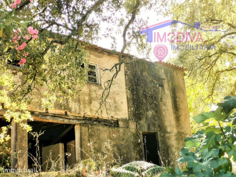 Moradia T2 com terreno a confrontar com ribeira em Figueiró dos Vinhos