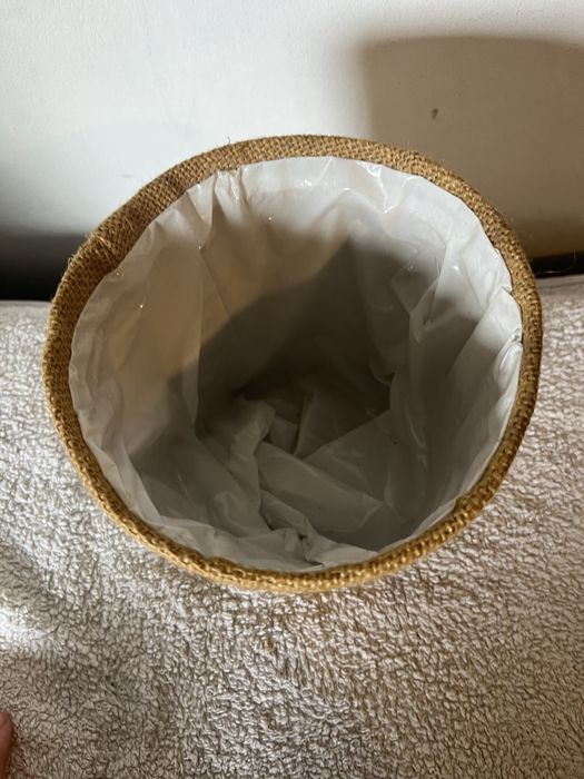 Vaso para plantas com ráfia
