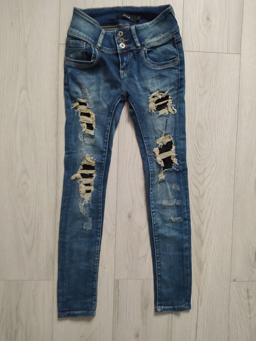 Spodnie jeansowe z dziurami