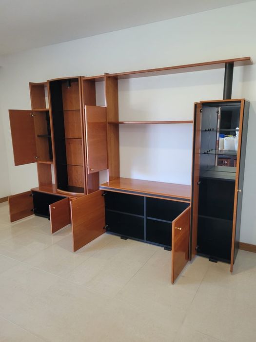 Armário espaçoso de sala