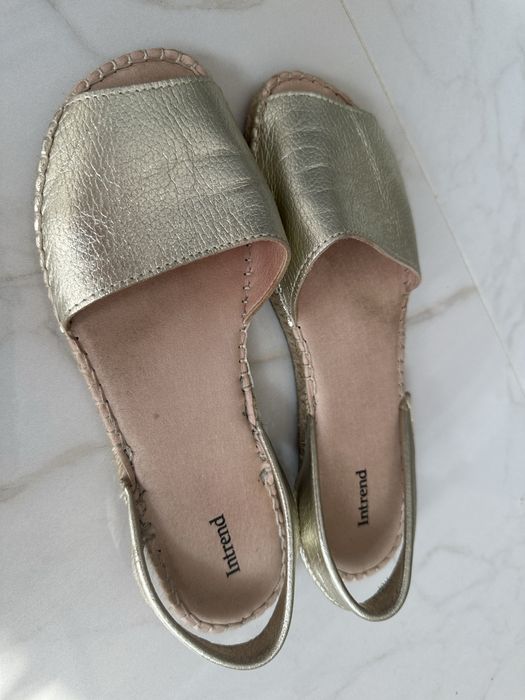 Босоніжки сандалі Intrend