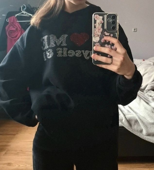 czarna bluza z diamencikami