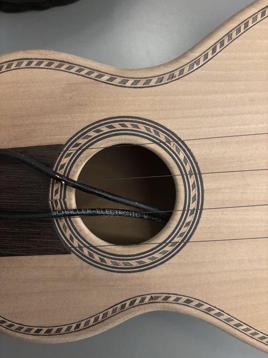 Cavaquinho com entrada para amplificador