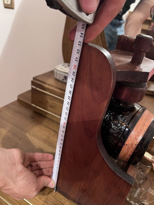 Vendo barril em vidro com 4 copos e suporte em madeida