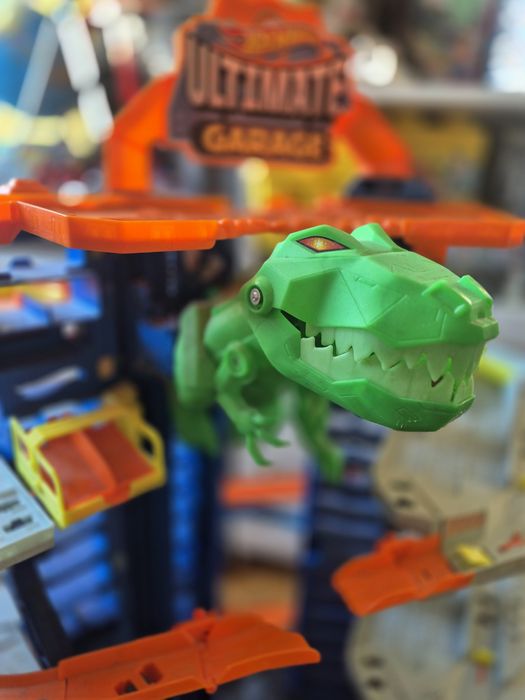 Zestaw Mattel Hot Wheels City  Mega Garaż Atak Dinozaura T-Rex