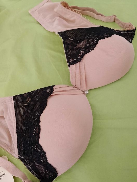NOWY. Biustonosz push up