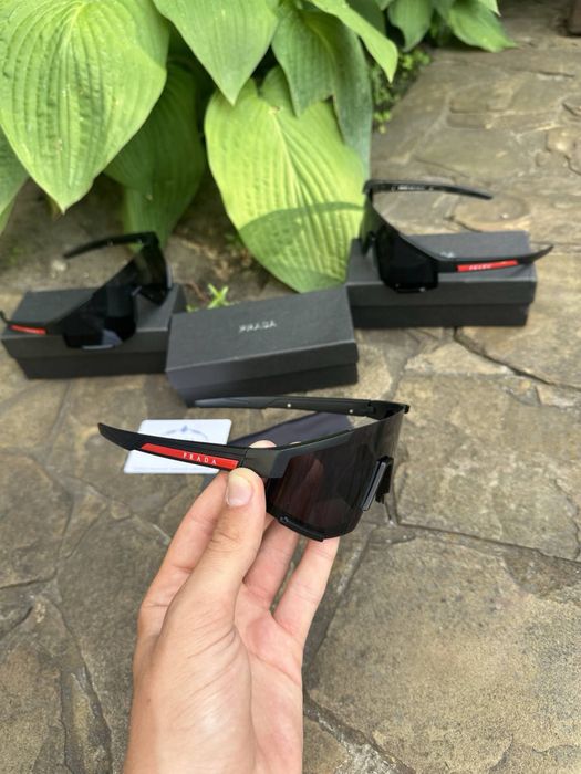 Сонцезахисні чорні окуляри Prada