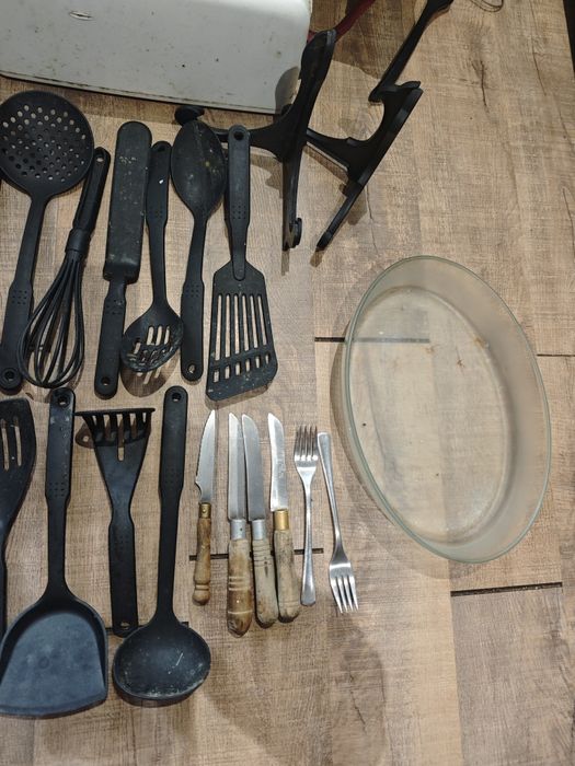 Utensílios de cozinha selados e usados