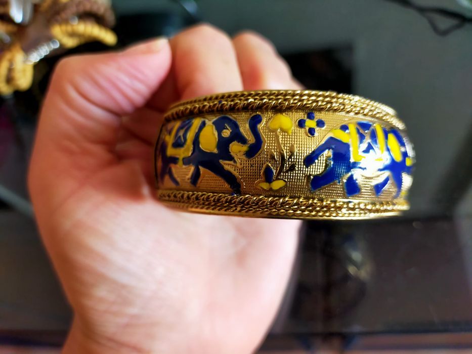 Pulseira indiana de dourada com motivos azuis e amarelos