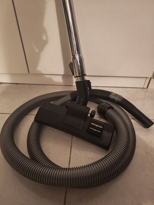 Aspirador Nilfisk Coupé 2000W – Excelente Estado e Totalmente Funcional