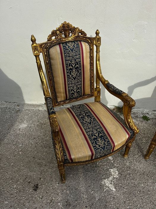 Золоті крісла