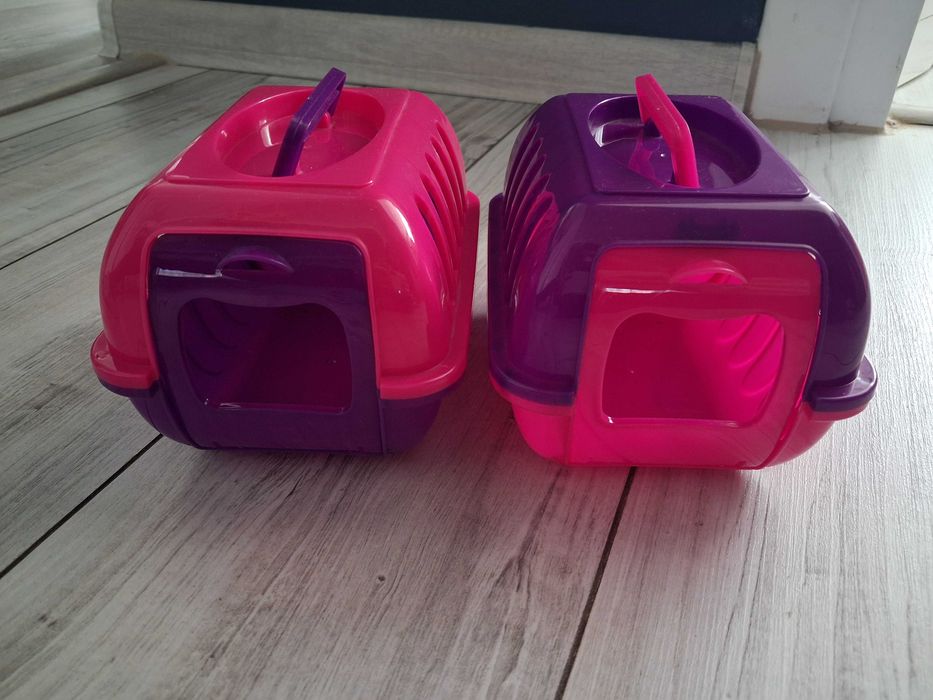 Dwa transporterki do zabawy