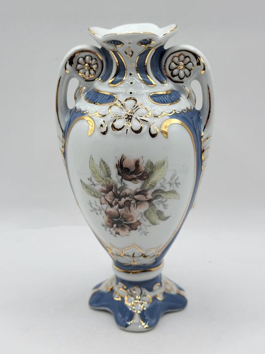 Porcelanowy wazonik Royal Dux