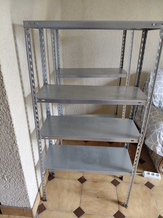 Estantes metálicos