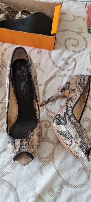 Взуття bershka  40