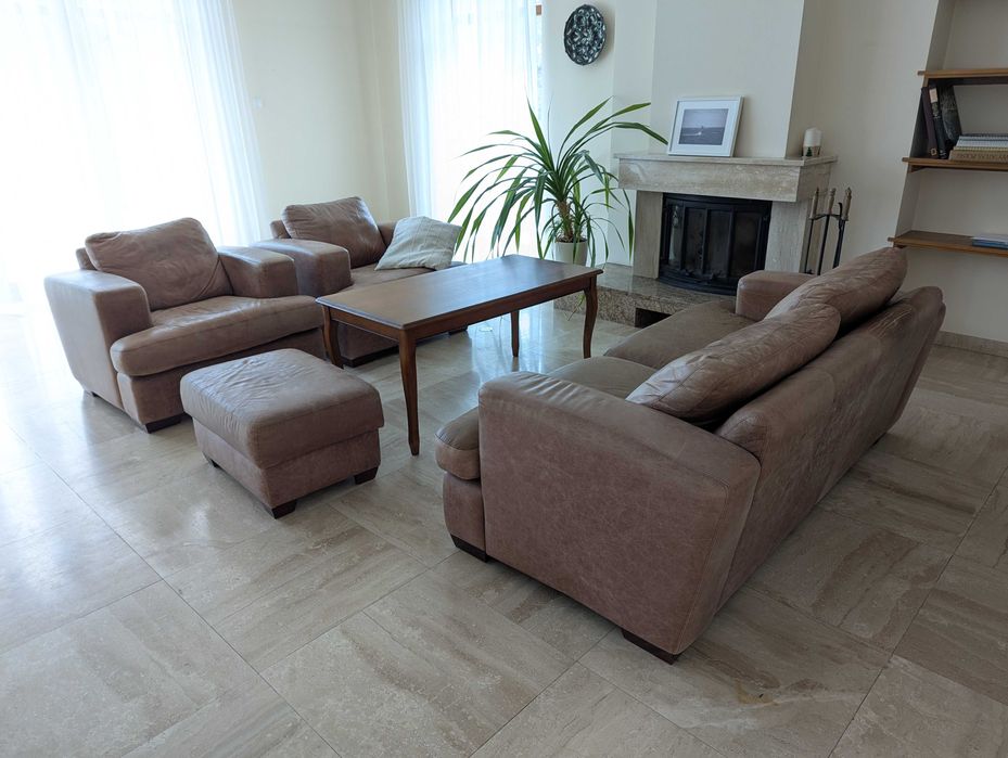 Skórzany komplet wypoczynkowy: kanapa + dwa fotele (pufa gratis)