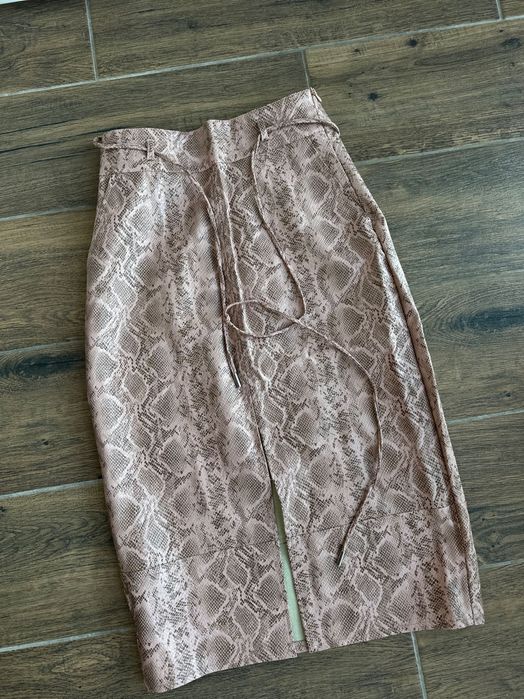 Спідниця з екошкіри зі зміїним принтом River Island
