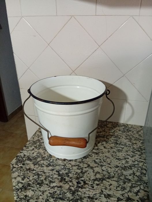 Balde em esmalte, antigo.