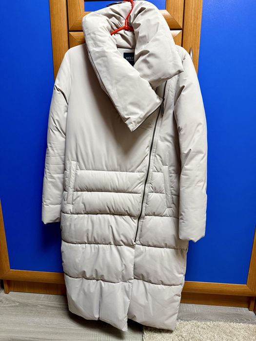 Продам світло-сірий пуховик зі щільної тканини