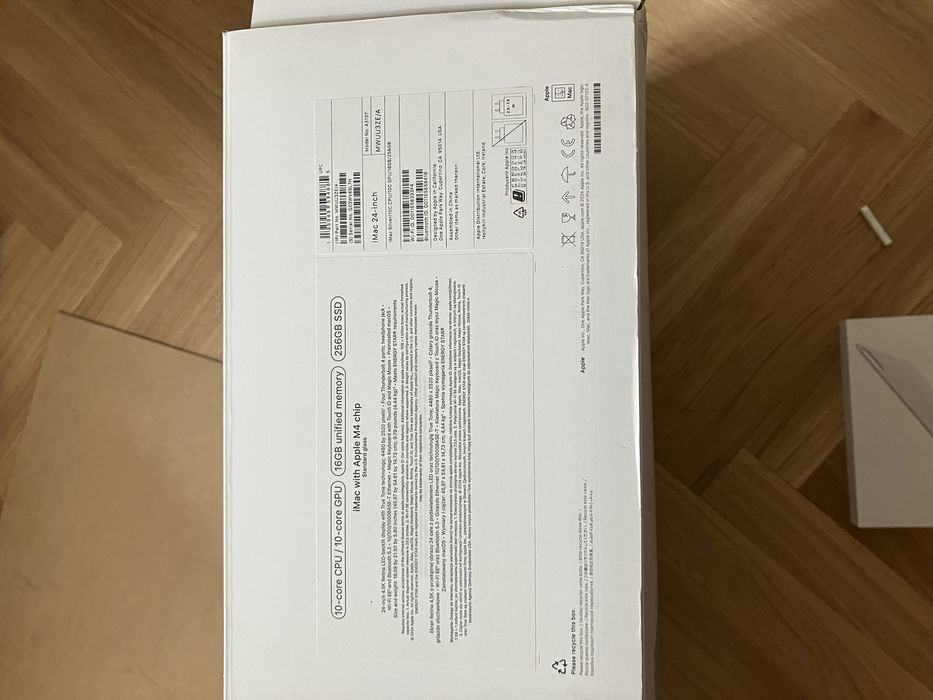 Pudlo karton po komputerze Imac apple