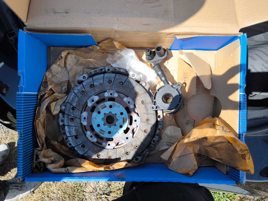 Kit Embraiagem Sachs + Rolamento Volvo C30 1.6 D2 / D3 (2012)retirado de um Volvo C30 1.6 Diesel de 114 cv (motor D4162T), ano 2012.