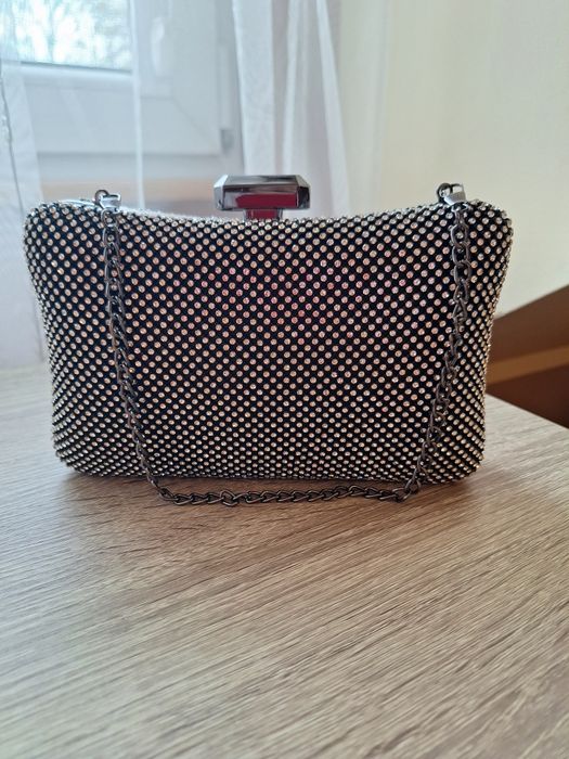 Srebrna kopertówka z krótkim łańcuszkiem