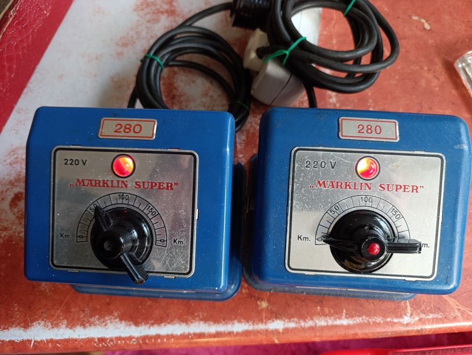 Kolejka elektryczna MARKLIN. Lokomotywa Marklin TM800 z wagonmi.