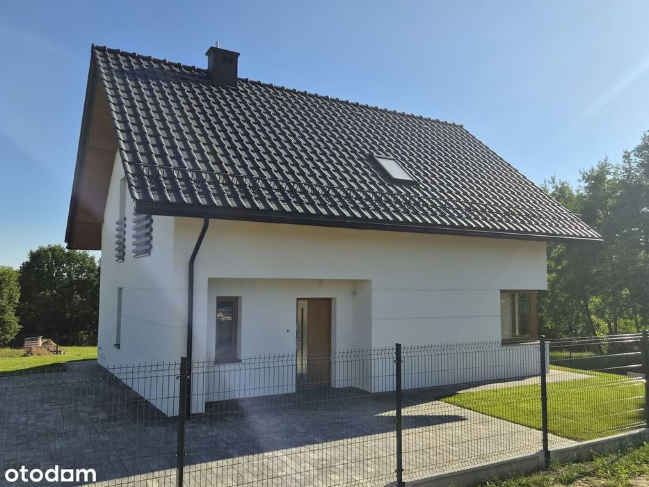 Dom wolnostojący w otoczeniu zieleni