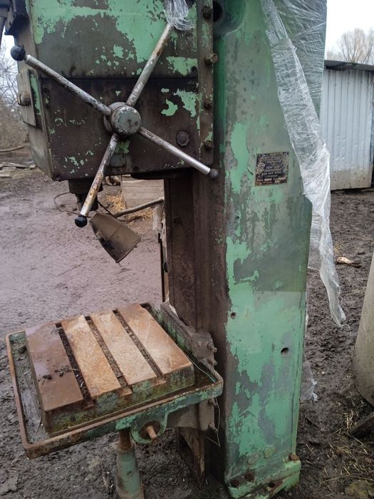 Продам станок вертикально-сверлильный универсальный 2Н135