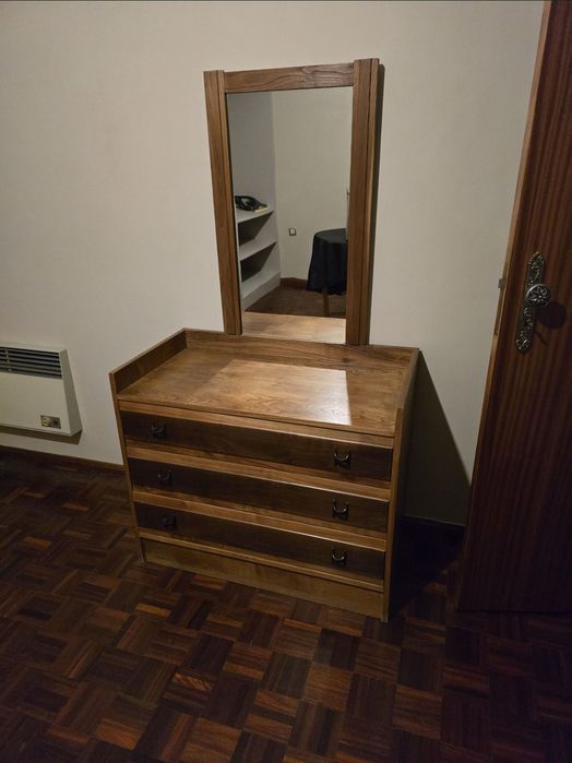 Cama de casal, mesas de cabeceira e cómoda