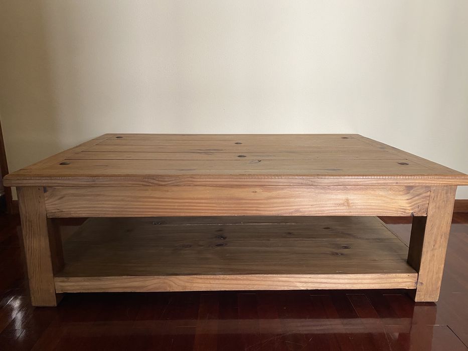 Mesa rústica em madeira