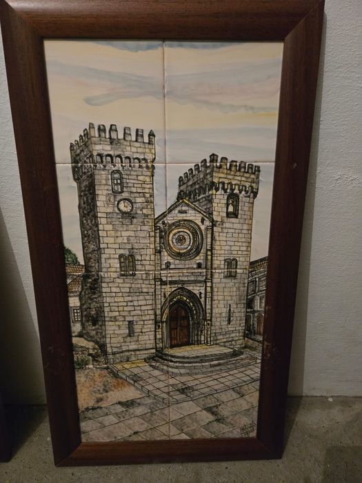 Quadros pintados á mão em azulejo sobre edificios historicos de Viana