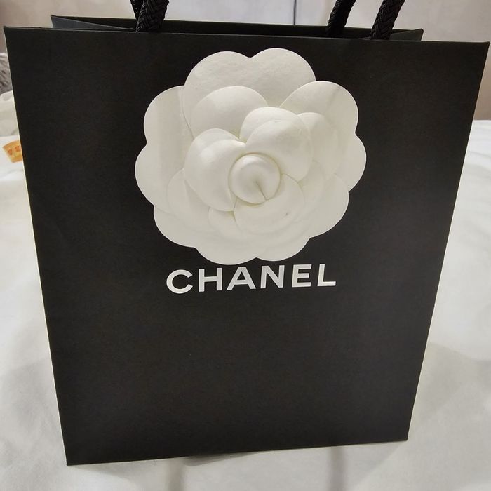 CHANEL  новый оригинальный подарочный пакет с фирменным логотипом и красивой рельефной камелией