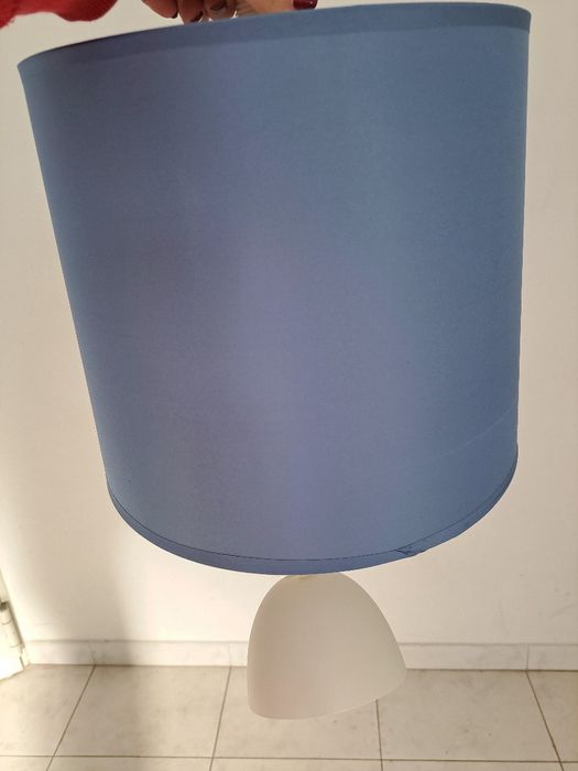 Abajur azul com o cabo para  instalação