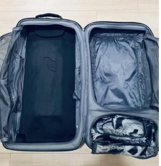 Продам чемодан Nike Fiftyone 49 Cabin Roller 69 L.