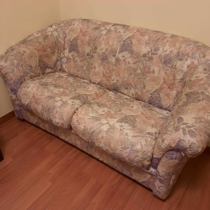 Sofá 2 lugares, com cama em bom  estado.