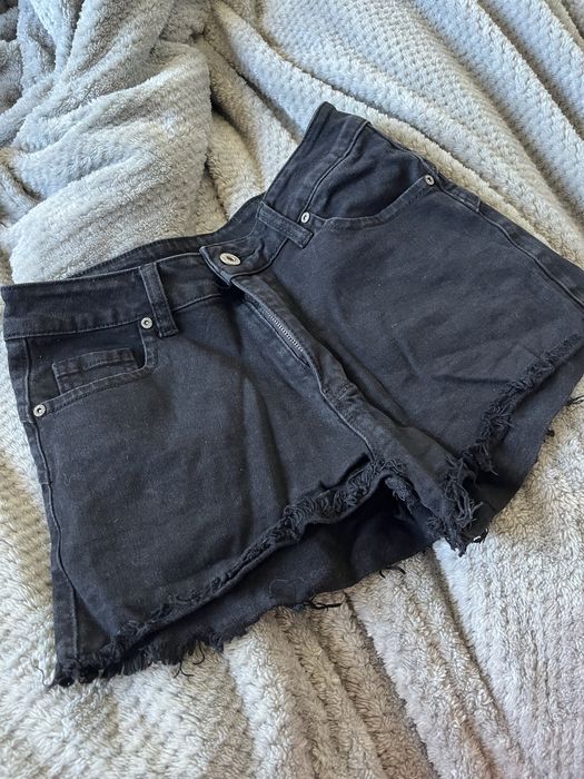 czarne jeansowe spodenki z wysokim stanem