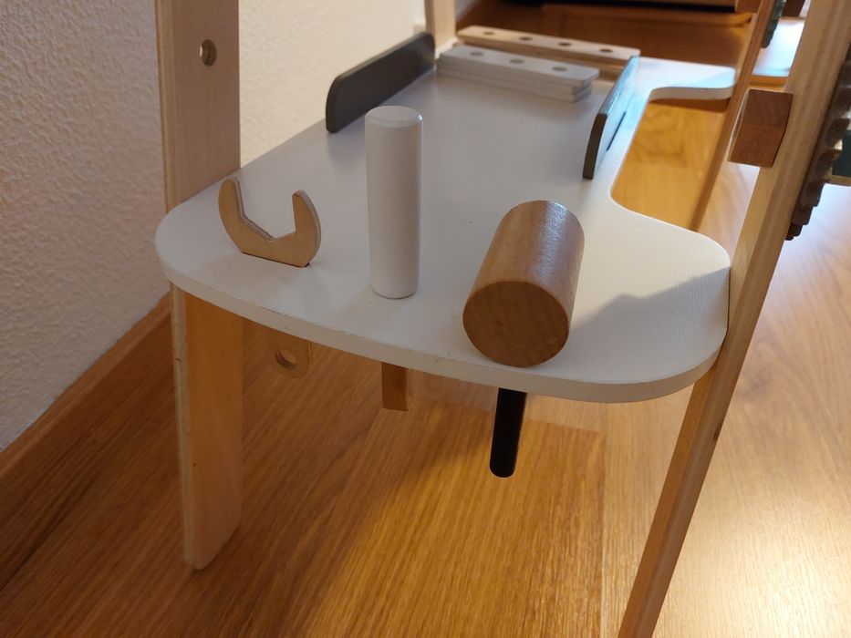 Bancada de bricolage em madeira para criança