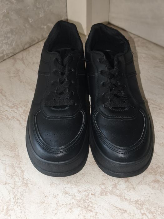 Жіноче нове взуття