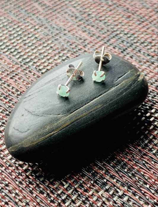 Сережки гвоздики з природними изумрудами срібло 925