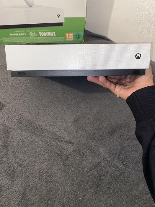 Xbox one s com comando branco